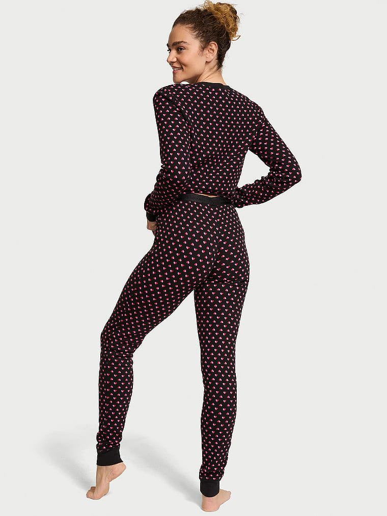 Ciepła piżama z długim rękawem Thermal Long Pajama. Produkt ma kolor wzorzysty i pochodzi z kolekcji Victoria's Secret. 