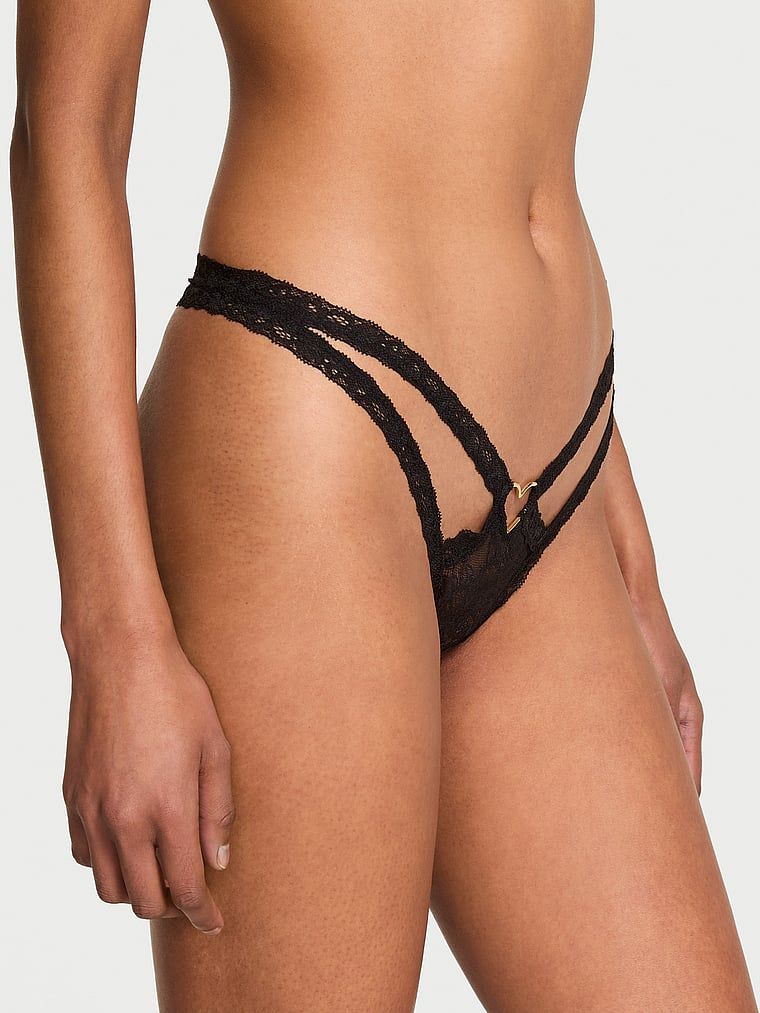 Stringi koronkowe Tease Heart Hardware. Produkt ma kolor czarny i pochodzi z kolekcji Very Sexy. 