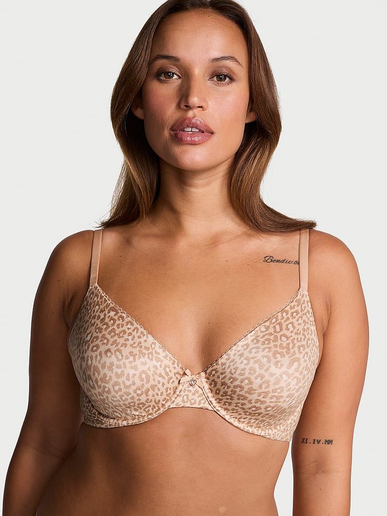 Modelka prezentuje biustonosz nieusztywniany Invisible Lift Smooth Demi. Produkt posiada wzór z motywem zwierzęcym i pochodzi z kolekcji Body by Victoria.