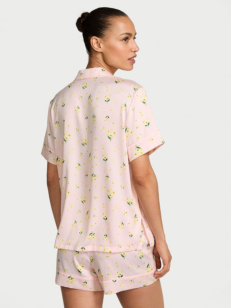 Piżama satynowa z szortami Signature. Produkt ma wzór kwiatowy i pochodzi z kolekcji Victoria's Secret. 