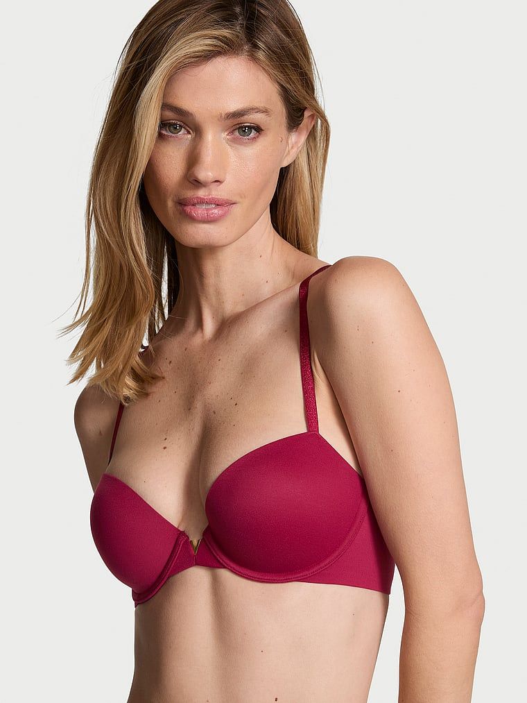 Modelka prezentuje biustonosz lekko usztywniany Smooth Demi. Produkt ma kolor czerwony i pochodzi z kolekcji Dream Angels.