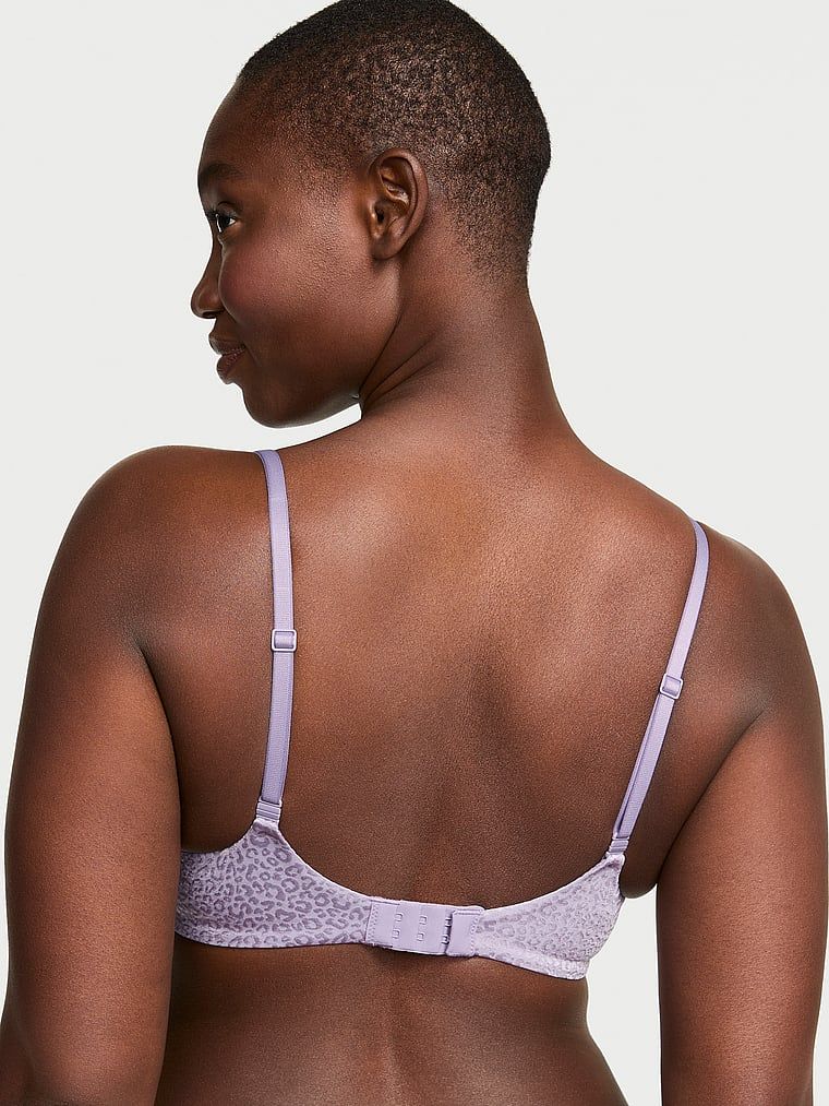 Modelka prezentuje biustonosz lekko usztywniany z mocno zabudowanymi miseczkami. Produkt ma kolor purpurowy i pochodzi z kolekcji Body by Victoria.