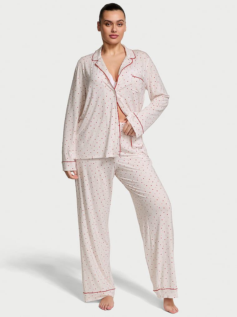 Długa piżama z modalu. Produkt ma kolor wzorzysty i pochodzi z kolekcji Victoria's Secret. 
