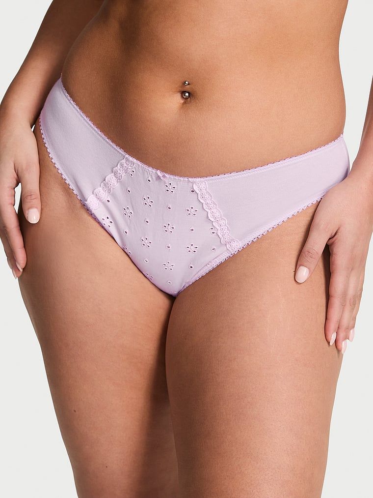 Majtki bawełniane Eyelet Bikini. Produkt ma kolor purpurowy i pochodzi z kolekcji Victoria's Secret. 