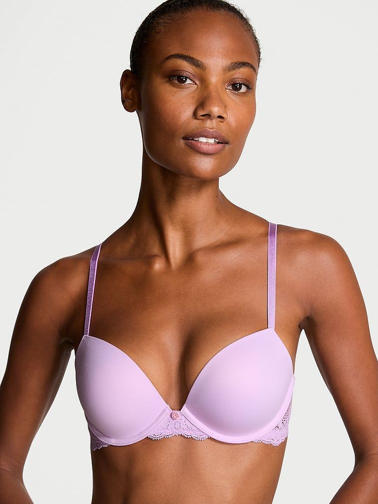 Modelka prezentuje biustonosz push-up Smooth and Lace. Produkt ma kolor purpurowy i pochodzi z kolekcji Dream Angels.