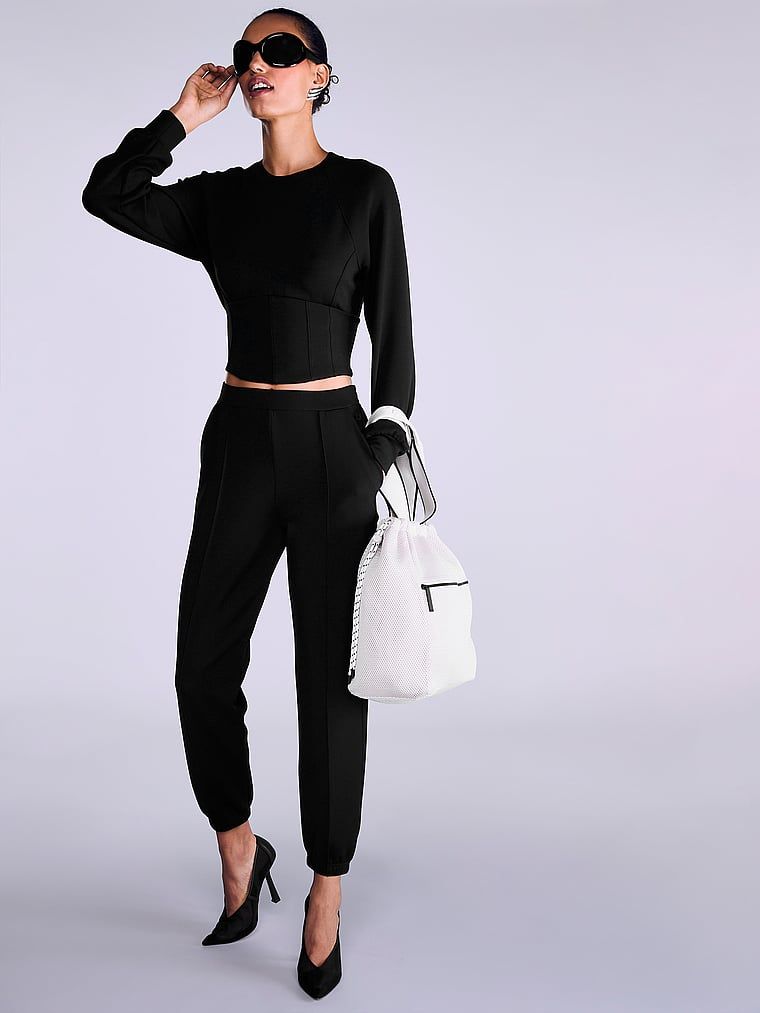 Spodnie joggery VSX Featherweight Knit. Produkt ma kolor czarny i pochodzi z kolekcji VSX. 