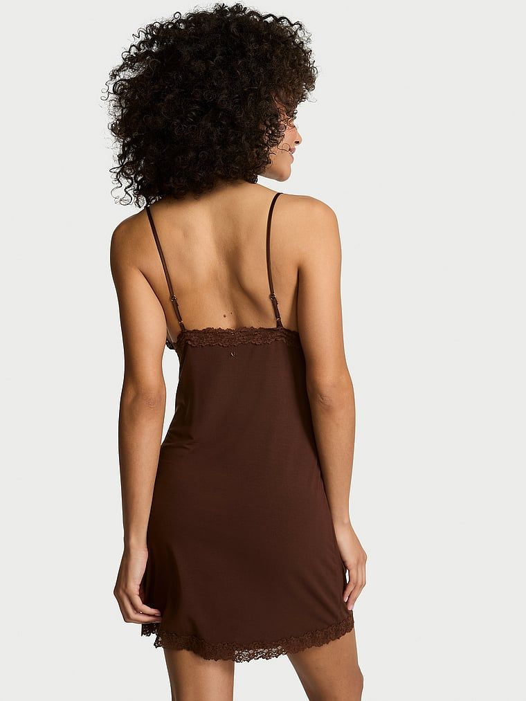 Koszula nocna z modalu SoSoft. Produkt ma kolor brązowy i pochodzi z kolekcji Victoria's Secret. 
