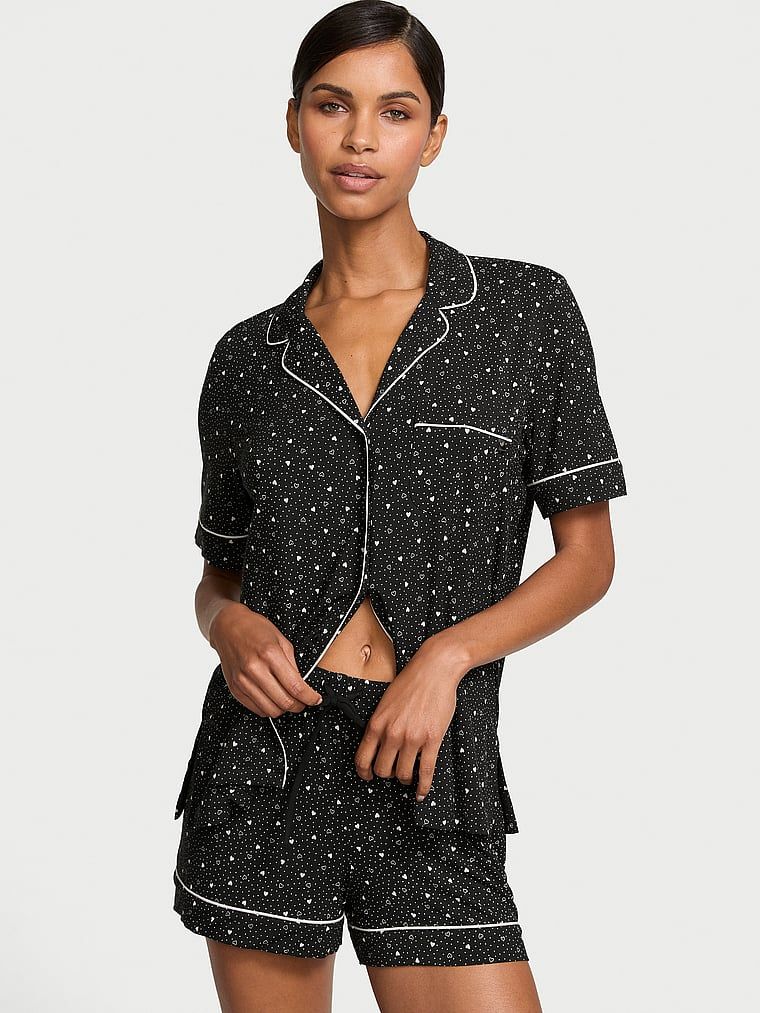 Piżama z modalu z szortami. Produkt ma kolor wzorzysty i pochodzi z kolekcji Victoria's Secret. 