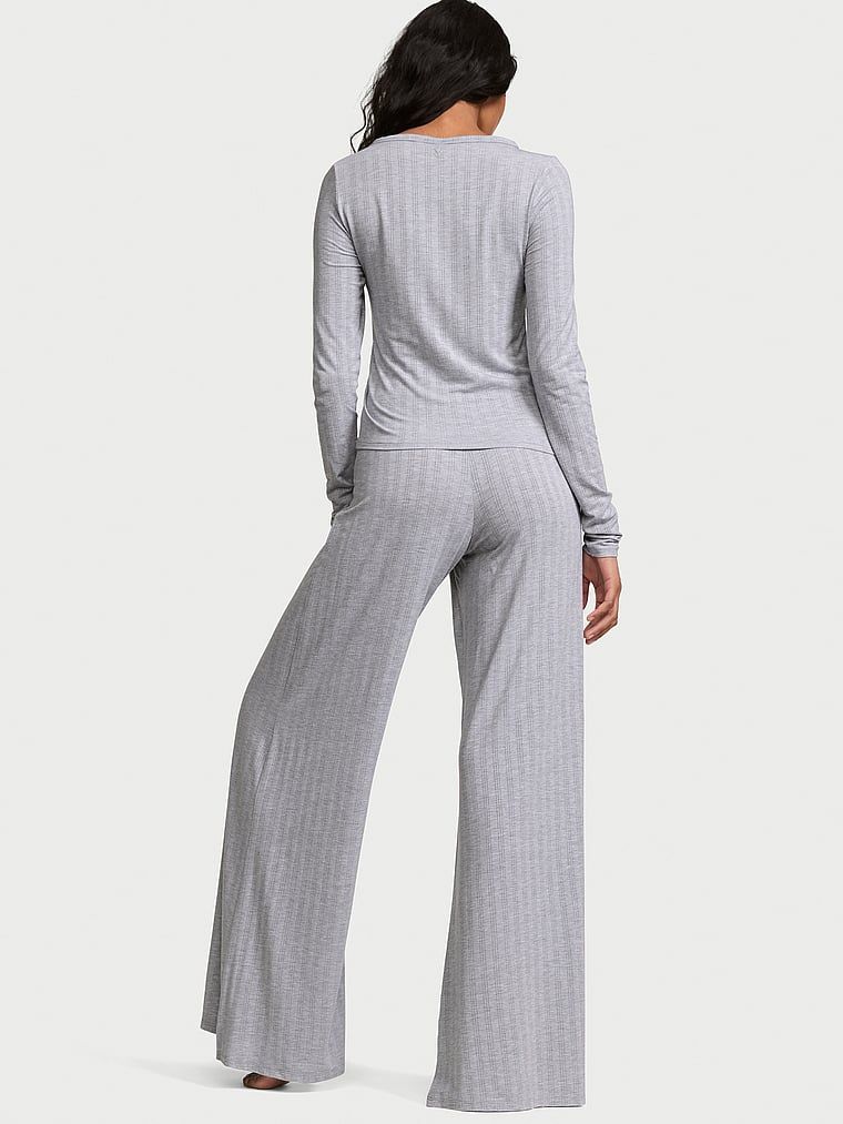 Piżama z modalu SoSoft. Produkt ma kolor szary i pochodzi z kolekcji Victoria's Secret. 