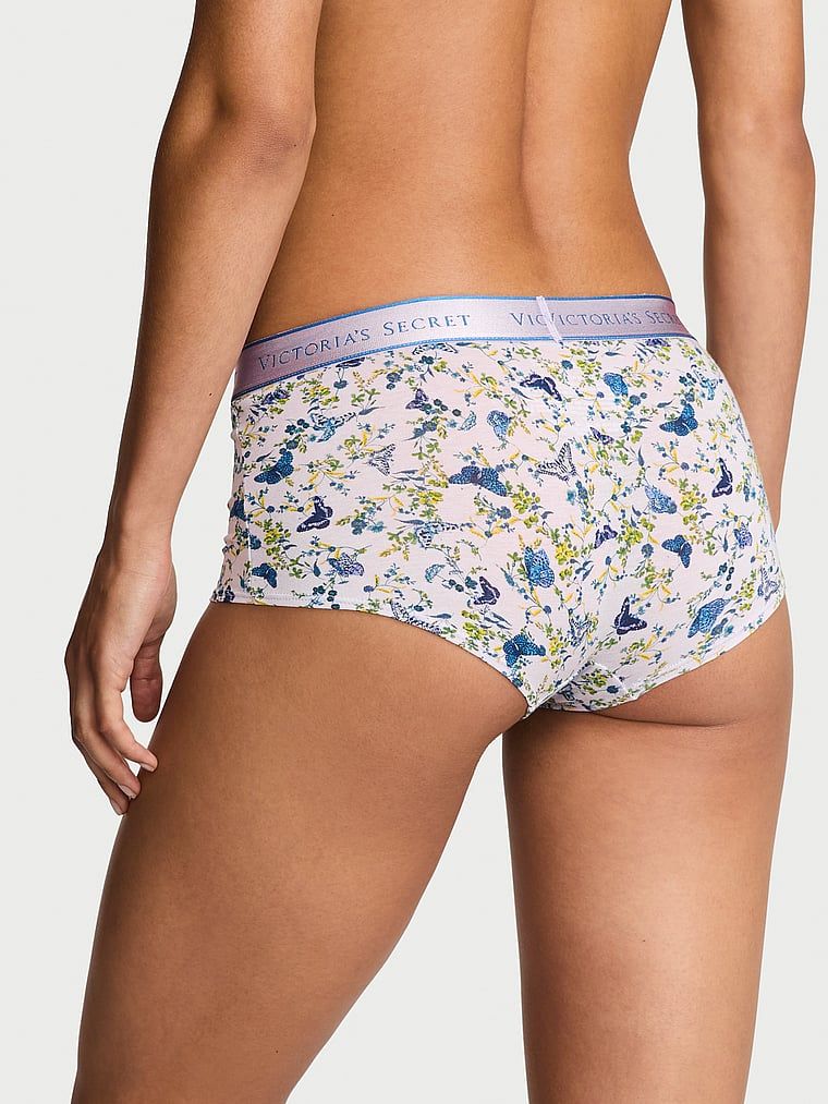 Majtki szorty bawełniane z logo w talii Boyshort. Produkt jest wzorzysty i pochodzi z kolekcji Body by Victoria. 