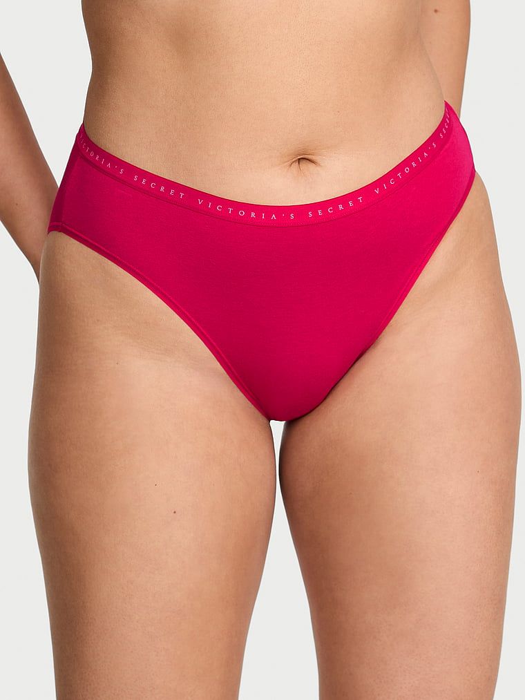 Majtki bawełniane figi z wysoko wyciętymi nogawkami High-Leg Brief. Produkt ma kolor różowy i pochodzi z kolekcji Victoria's Secret. 