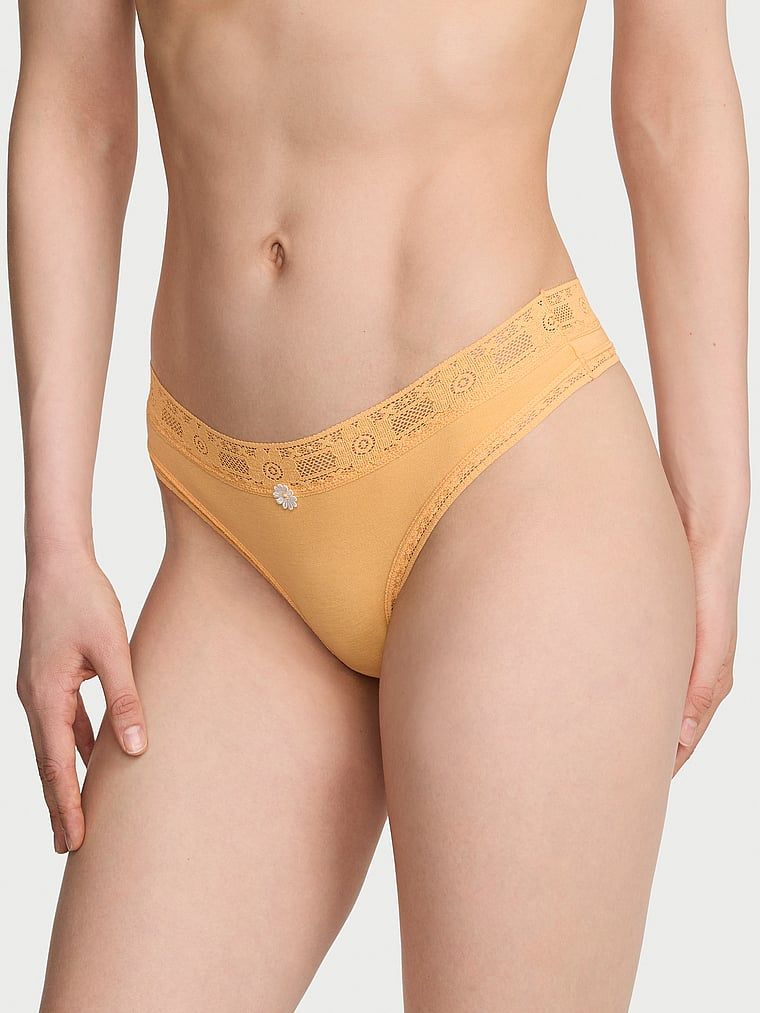 Stringi bawełniane z koronką szydełkową Lace-Trim. Produkt ma kolor żółty i pochodzi z kolekcji Lace Trim. 