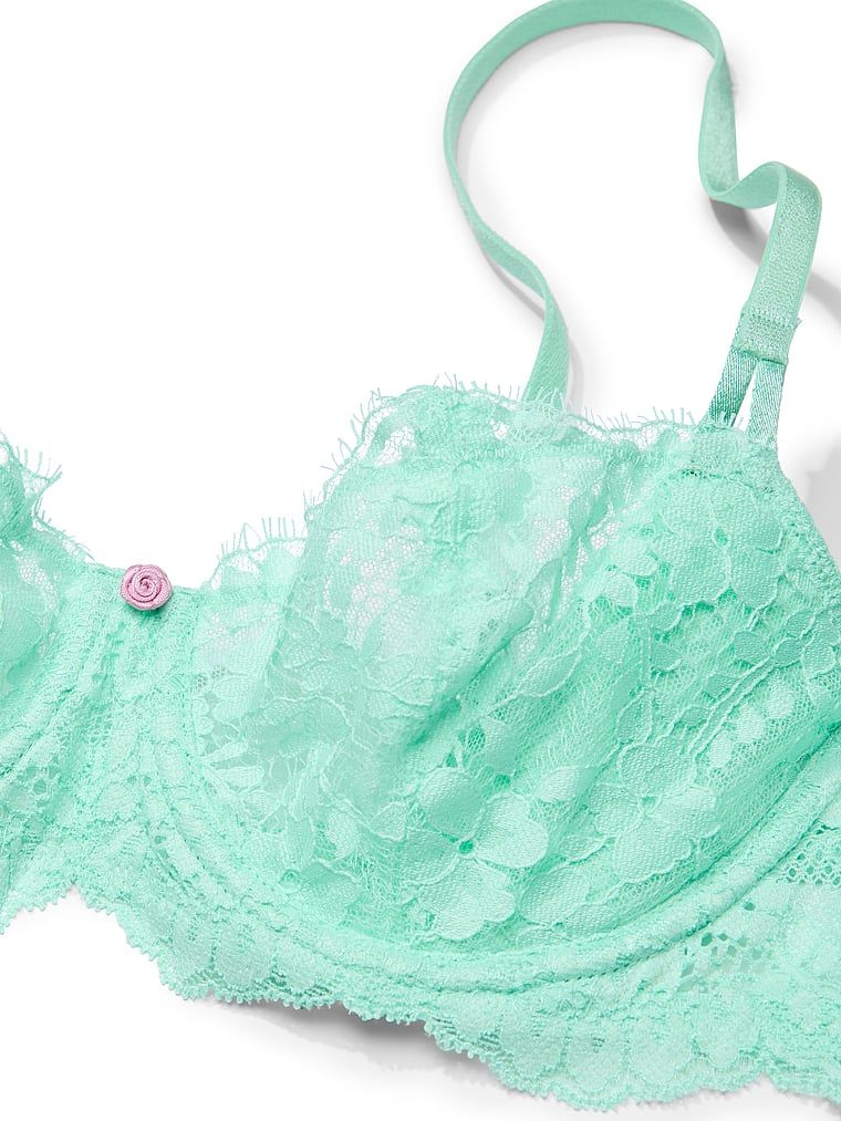 Na zdjęciu widoczny jest detal, zbliżenie na biustonosz nieusztywniany balkonetka Wicked Lace Balconette.