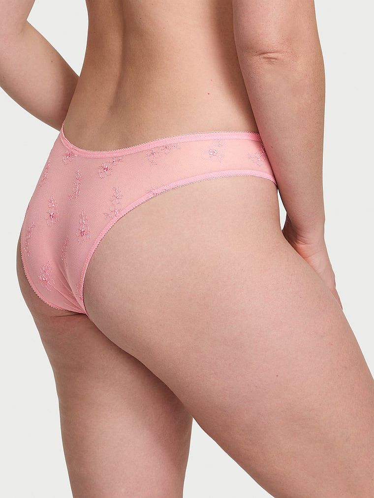 Majtki brazyliany Pretty Petals. Produkt ma kolor różowy i pochodzi z kolekcji Dream Angels. 
