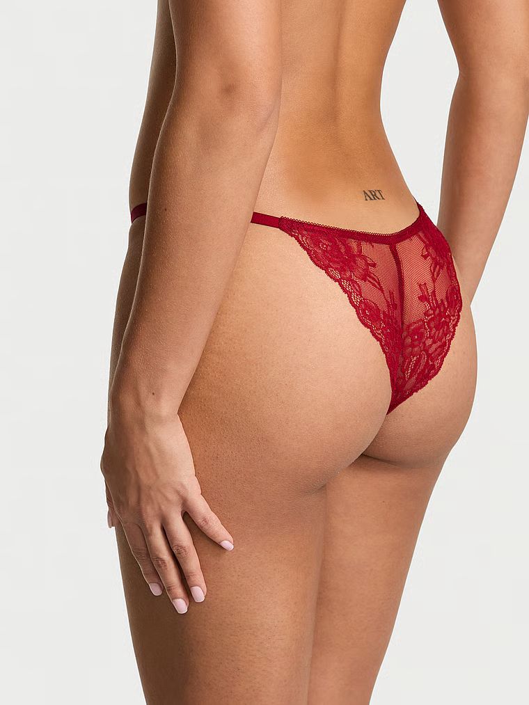 Majtki brazyliany koronkowe z regulowanymi paseczkami Rose Lace Brazilian. Produkt ma kolor czerwony i pochodzi z kolekcji Very Sexy. 