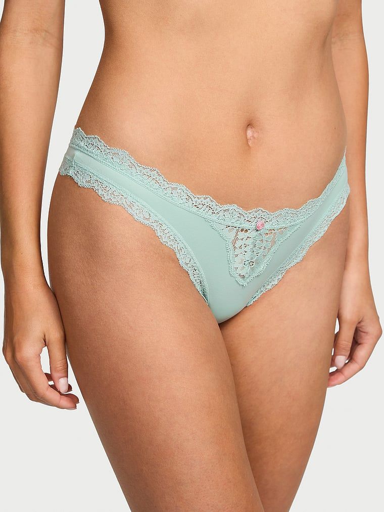 Stringi z koronką Lace Trim. Produkt ma kolor niebieski i pochodzi z kolekcji Dream Angels. 