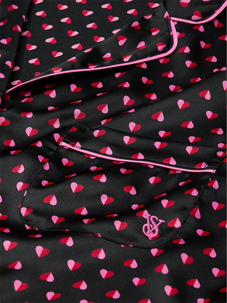 Satynowa piżama z długim rękawem. Produkt ma kolor wzorzysty i pochodzi z kolekcji Victoria's Secret. 