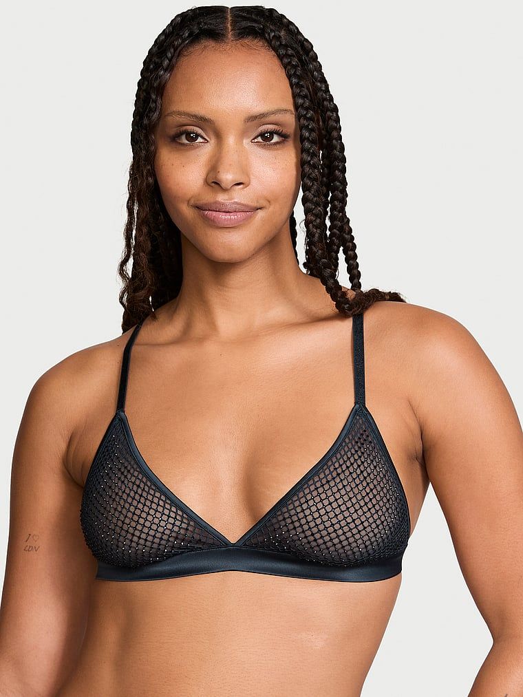 Modelka prezentuje biustonosz nieusztywniany braletka Ziggy Glam Shine Fishnet. Produkt ma kolor czarny i pochodzi z kolekcji Very Sexy.