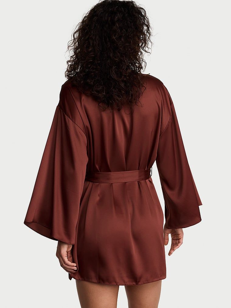 Szlafrok satynowy krótki. Produkt ma kolor czerwony i pochodzi z kolekcji Victoria's Secret. 