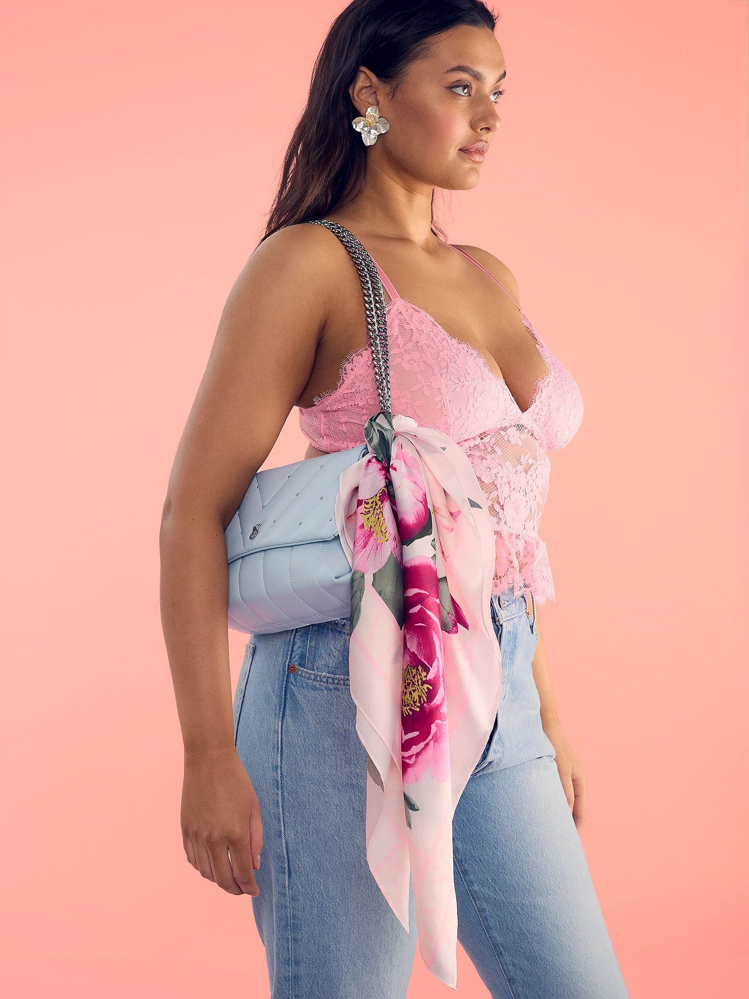Szal satynowy. Produkt jest wzorzysty i pochodzi z kolekcji Victoria's Secret. 