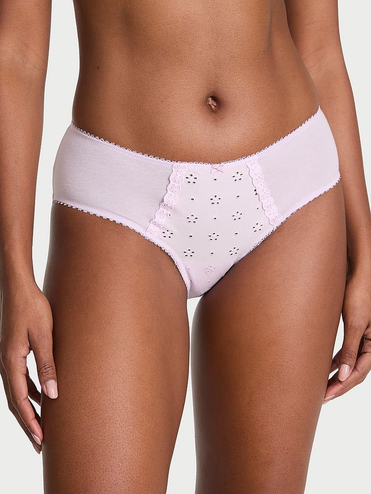 Majtki bawełniane Eyelet Hiphugger. Produkt ma kolor purpurowy i pochodzi z kolekcji Victoria's Secret. 