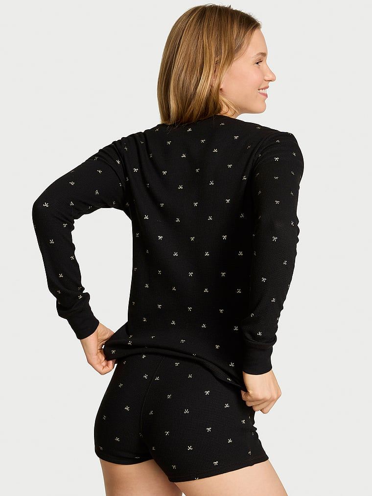 Ciepła piżama z długim rękawem i szortami Thermal. Produkt jest wzorzysty i pochodzi z kolekcji Body by Victoria. 