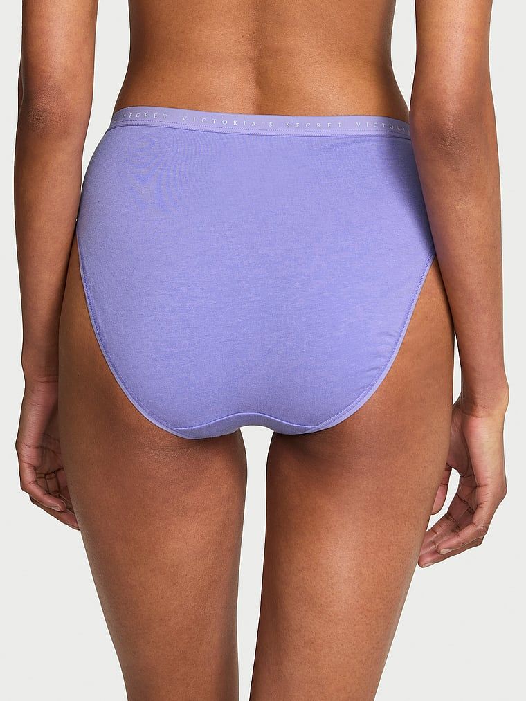 Majtki bawełniane figi z wysoko wyciętymi nogawkami High-Leg Brief. Produkt ma kolor niebieski i pochodzi z kolekcji Victoria's Secret. 