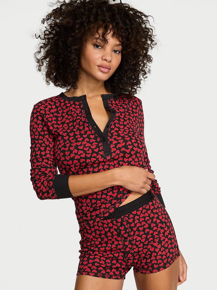 Ciepła piżama z długim rękawem i szortami Thermal. Produkt jest wzorzysty i pochodzi z kolekcji Victoria's Secret. 