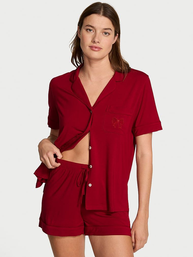 Piżama z modalu z szortami Bow. Produkt ma kolor czerwony i pochodzi z kolekcji Victoria's Secret. 