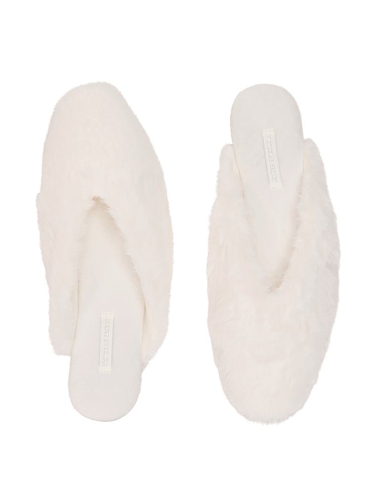 Kapcie ze sztucznym futerkiem. Produkt ma kolor biały i pochodzi z kolekcji Victoria's Secret. 