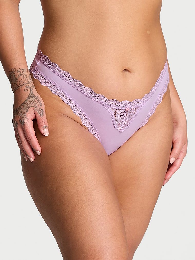 Stringi z koronką Lace Trim. Produkt ma kolor purpurowy i pochodzi z kolekcji Dream Angels. 