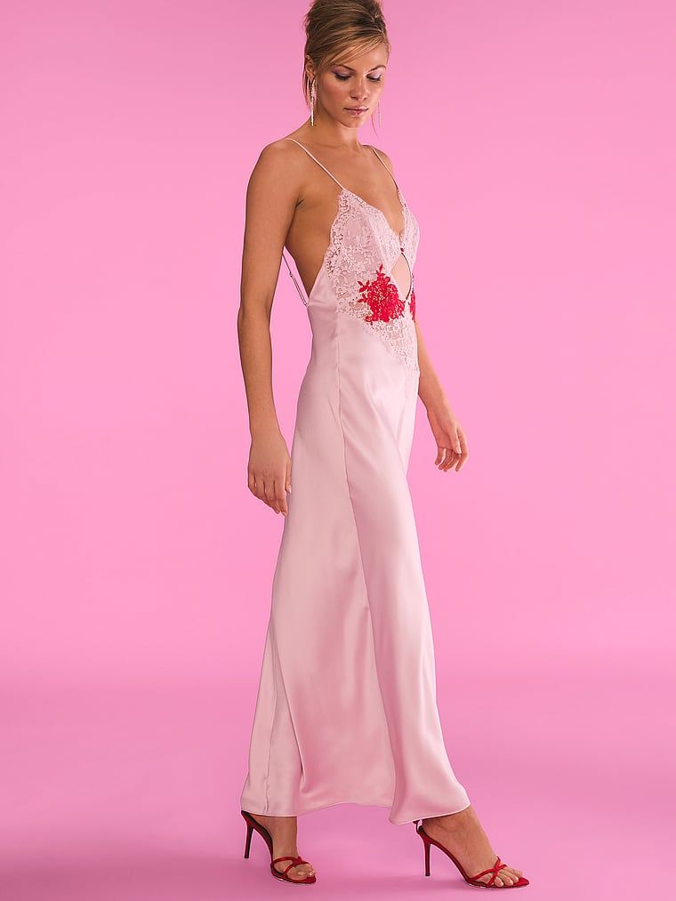 Koszula nocna satynowa maxi Dare to Dream. Produkt ma kolor różowy i pochodzi z kolekcji Victoria's Secret. 