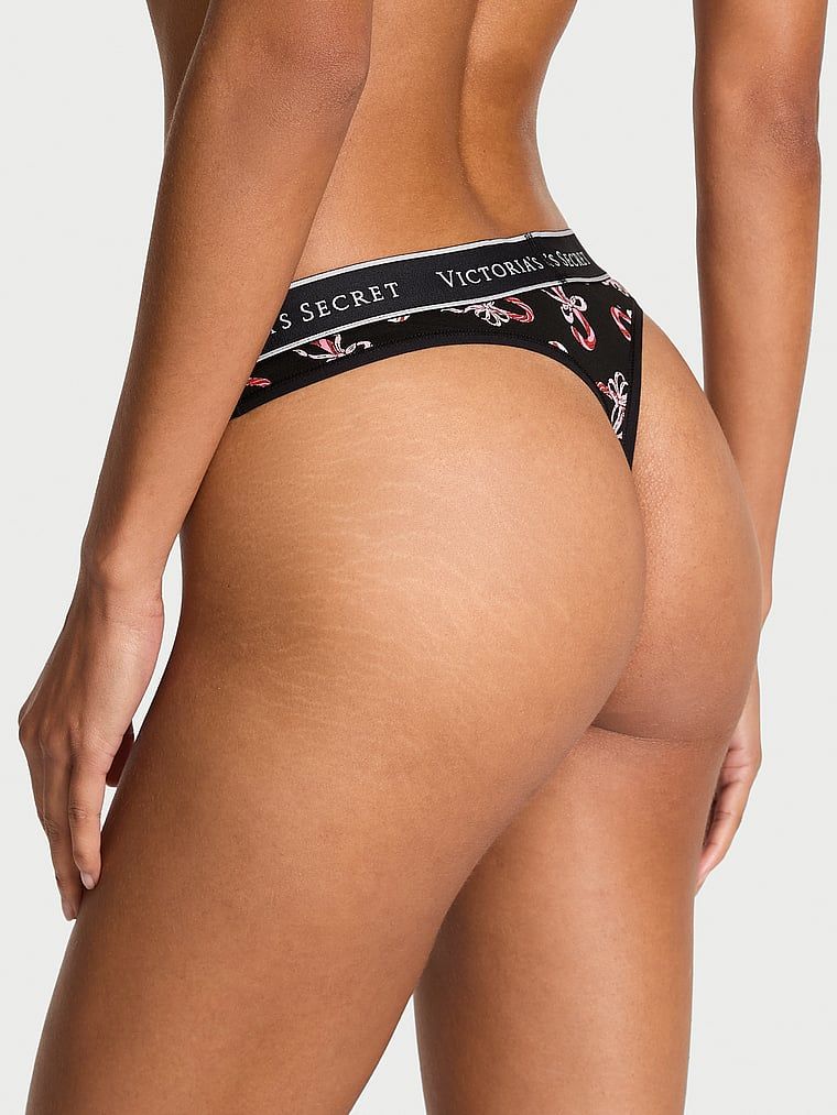 Stringi bawełniane z logo w talii. Produkt jest wzorzysty i pochodzi z kolekcji Body by Victoria. 