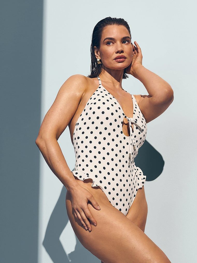 Strój kąpielowy jednoczęściowy Tease Ruffle. Produkt jest wzorzysty i pochodzi z kolekcji Victoria's Secret Swim. 