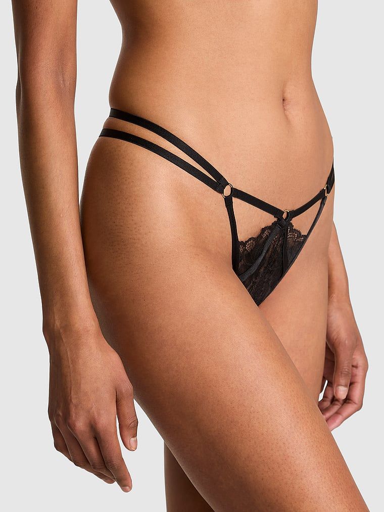Stringi bez kroku Strappy Hardware. Produkt ma kolor czarny i pochodzi z kolekcji Very Sexy. 