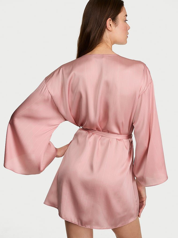Szlafrok satynowy krótki. Produkt ma kolor złoto i pochodzi z kolekcji Victoria's Secret. 