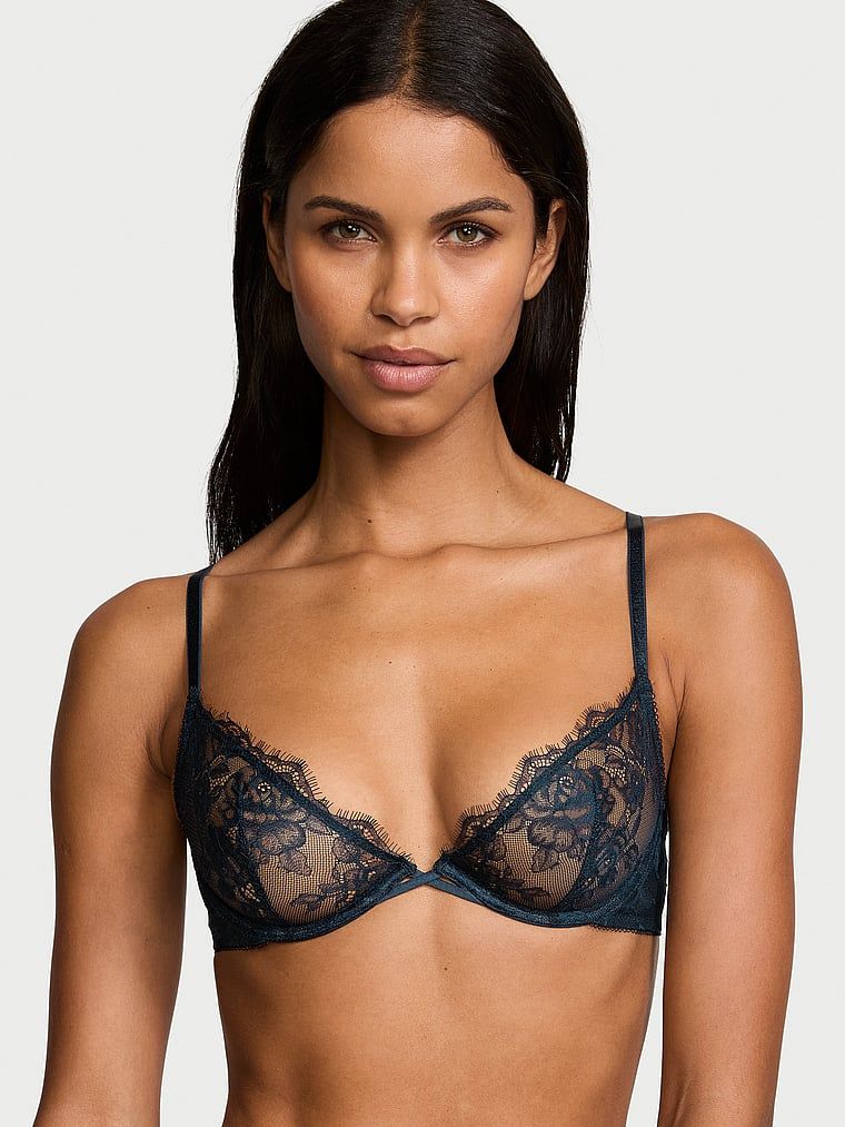 Modelka prezentuje biustonosz nieusztywniany koronkowy Rose Lace Demi. Produkt ma kolor niebieski i pochodzi z kolekcji Very Sexy.