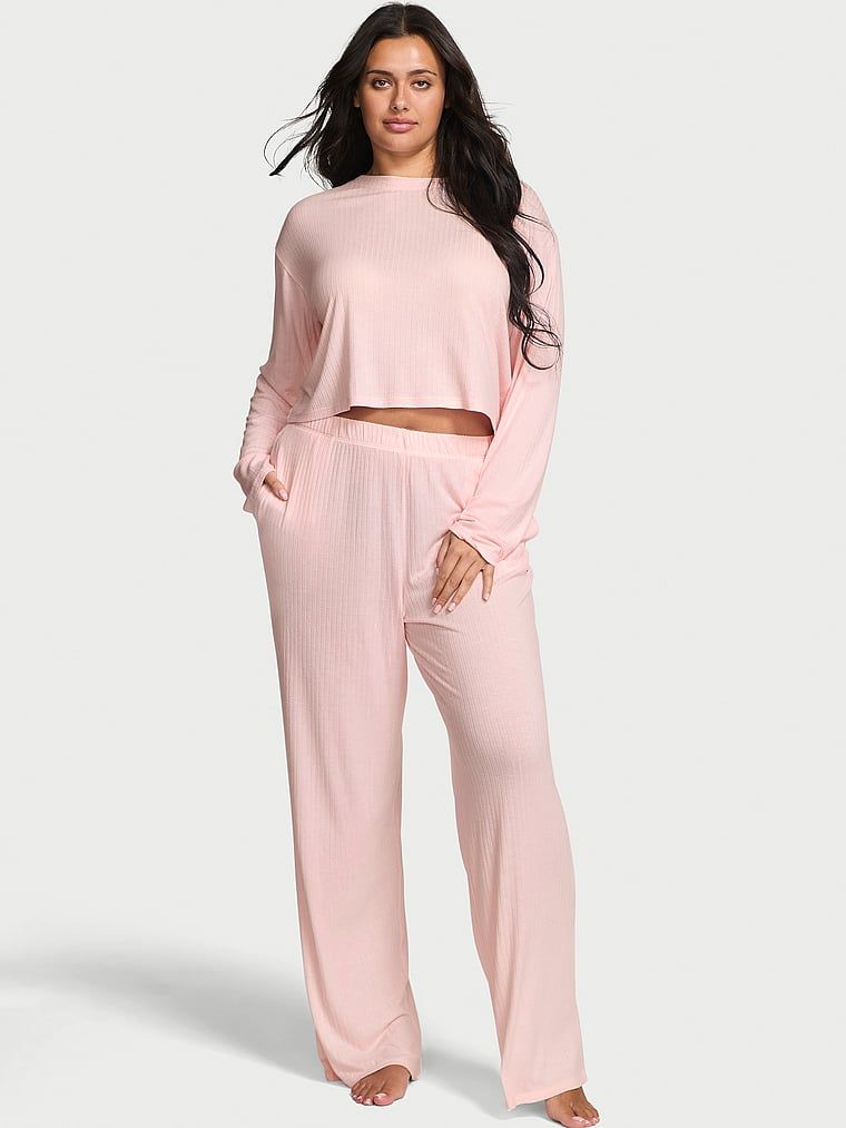 Zestaw z modalu - sweter i spodnie Lounge. Produkt ma kolor różowy i pochodzi z kolekcji Victoria's Secret. 