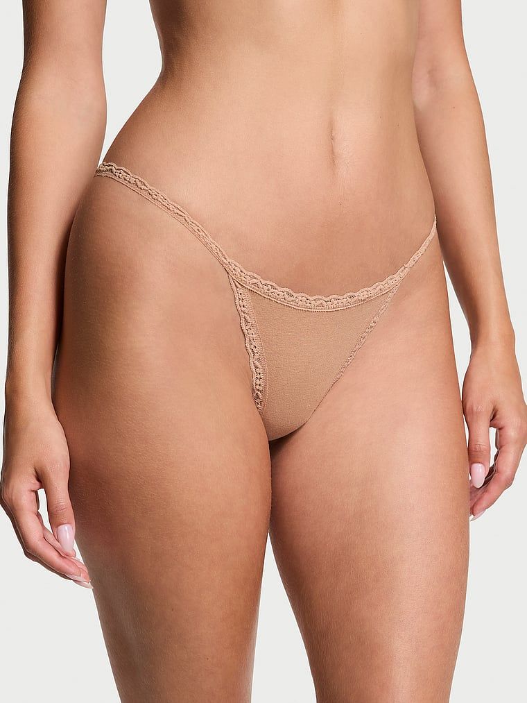 Stringi bawełniane z koronką Lace-Trim. Produkt ma kolor beżowy i pochodzi z kolekcji Lacie. 