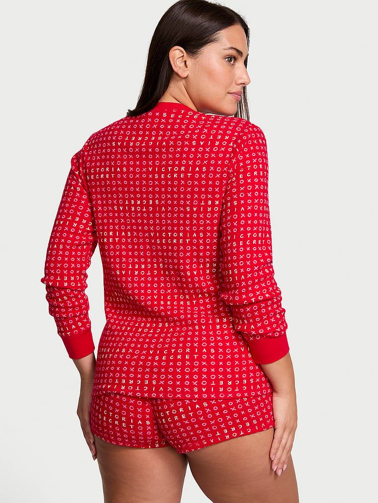 Ciepła piżama z szortami Thermal Short Pajama. Produkt ma kolor wzorzysty i pochodzi z kolekcji Victoria's Secret. 