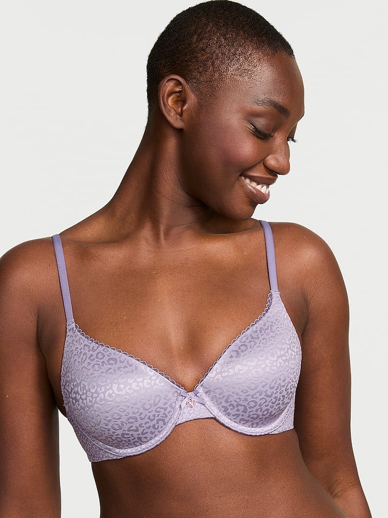 Modelka prezentuje biustonosz lekko usztywniany z mocno zabudowanymi miseczkami. Produkt ma kolor purpurowy i pochodzi z kolekcji Body by Victoria.