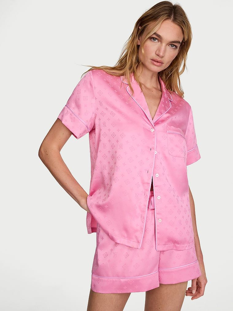 Piżama satynowa z szortami Signature. Produkt ma kolor różowy i pochodzi z kolekcji Victoria's Secret. 