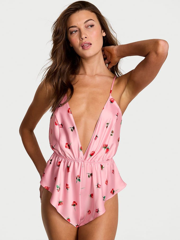 Kombinezon satynowy do spania Flutter Romper. Produkt ma kolor kwiatowe i pochodzi z kolekcji Victoria's Secret. 
