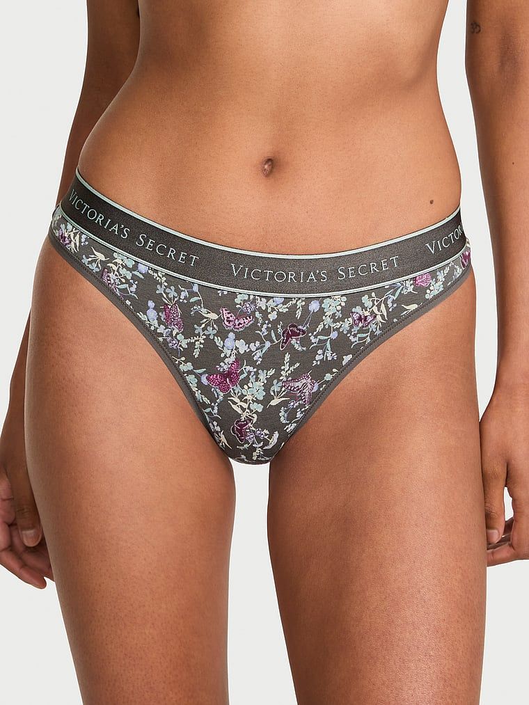 Stringi bawełniane z logo w talii. Produkt jest wzorzysty i pochodzi z kolekcji Cotton. 