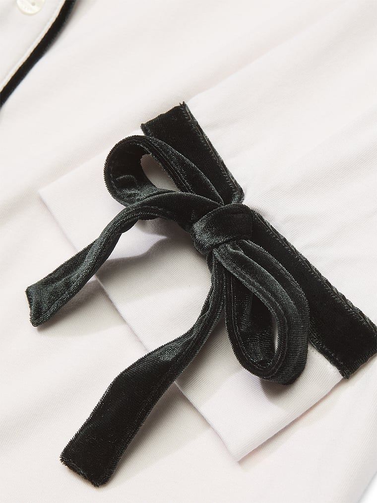 Piżama z modalu z welurowymi kokardkami Velvet-Trim. Produkt ma kolor biały i pochodzi z kolekcji Victoria's Secret. 