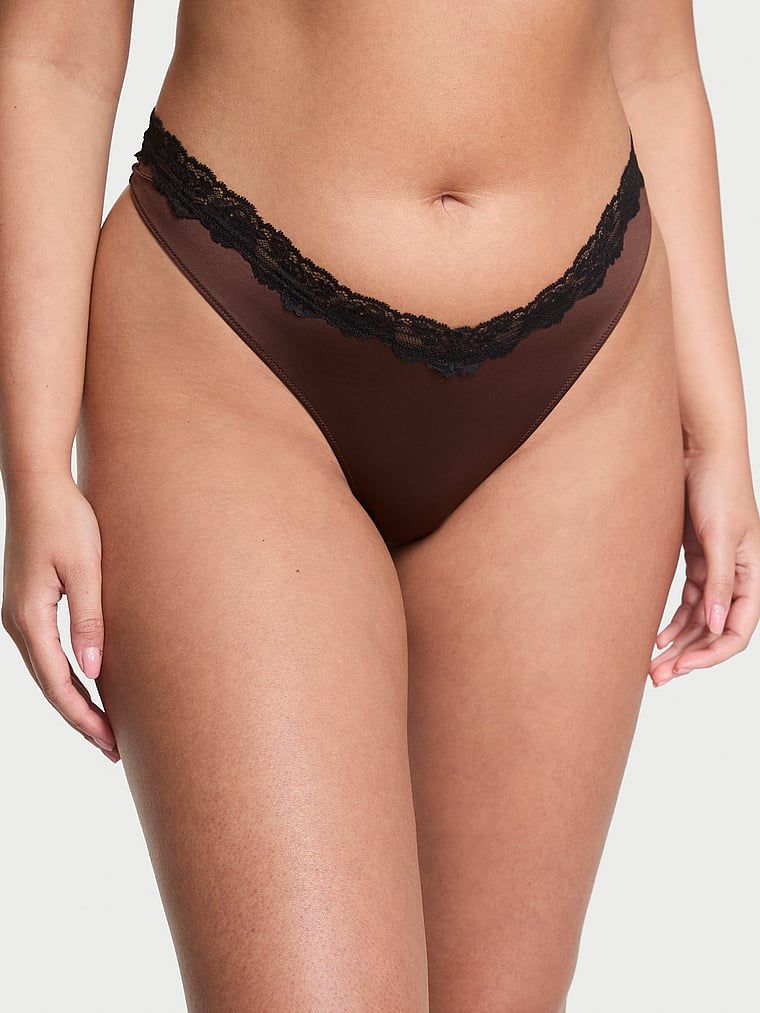 Stringi z koronką i wysoko wyciętymi nogawkami Lace-Trim High-Leg. Produkt ma kolor brązowy i pochodzi z kolekcji Very Sexy. 