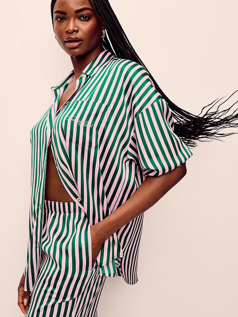 Piżama satynowa z długimi rękawami Signature Oversized. Produkt jest wzorzysty i pochodzi z kolekcji Victoria's Secret. 