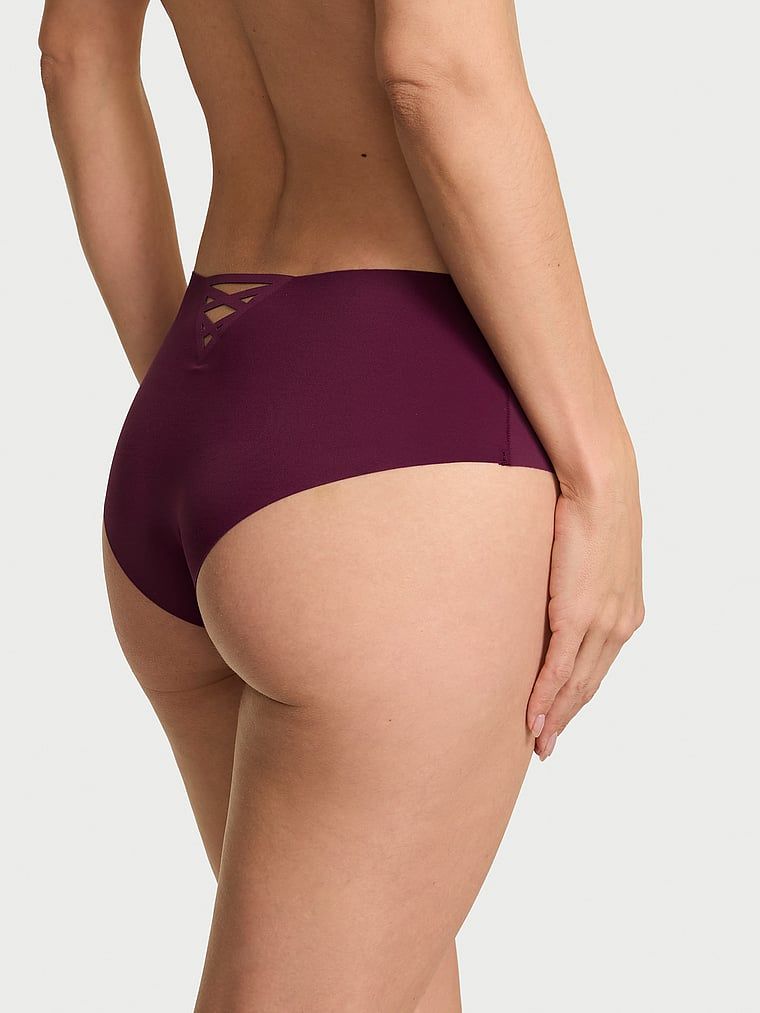 Majtki bezszwowe z paseczkami z tyłu No-Show Strappy Cheeky. Produkt ma kolor różowy i pochodzi z kolekcji No-Show. 