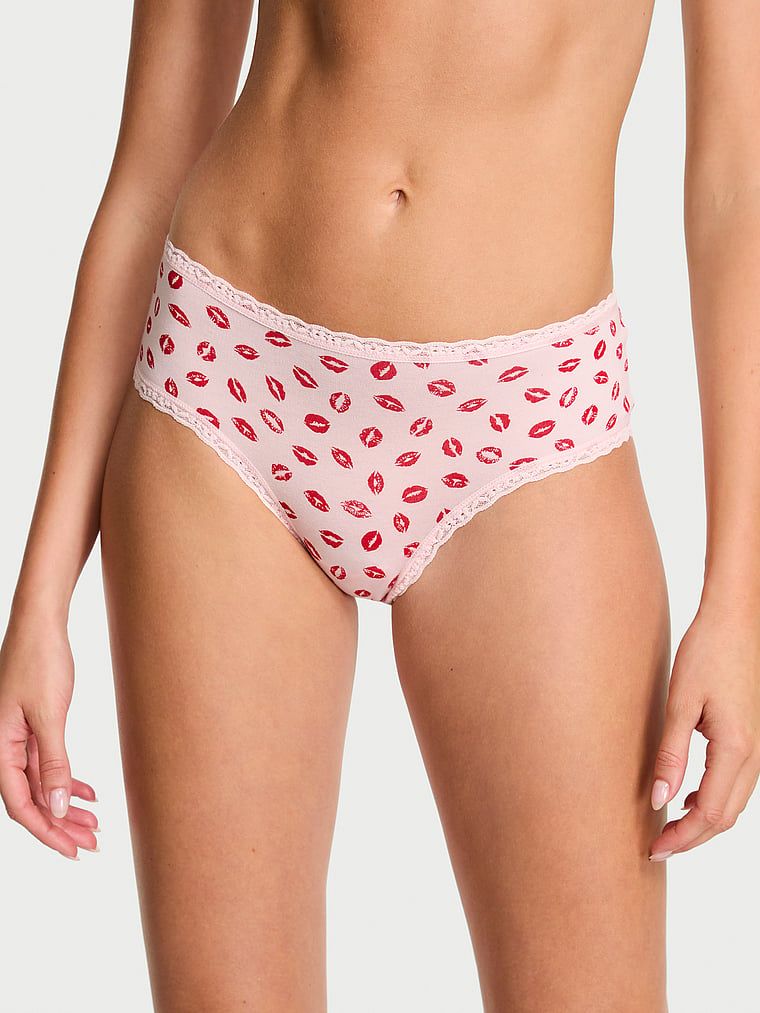 Majtki bawełniane z koronką na krawędziach Lace-Waist Cheeky. Produkt jest wzorzysty i pochodzi z kolekcji Body by Victoria. 