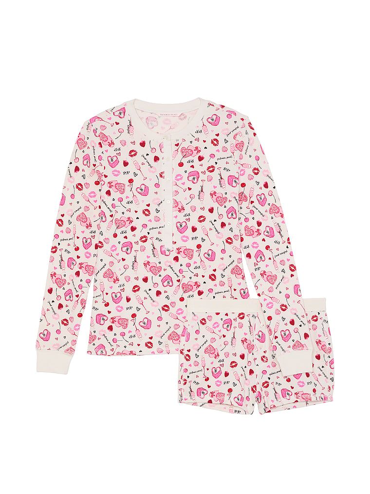 Ciepła piżama z szortami Thermal Short Pajama. Produkt ma kolor wzorzysty i pochodzi z kolekcji Victoria's Secret. 